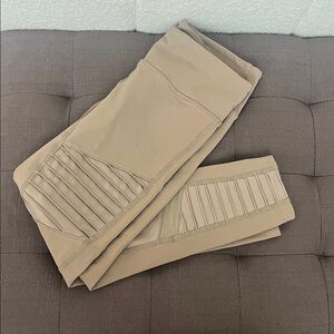 Cropped Tan Khaki ALO Moto Leggings XS